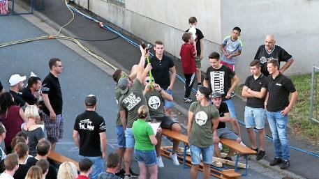 Beim Biermarathon waren die Kerwasburschen am Freitag gleich gefordert.  Foto: privat