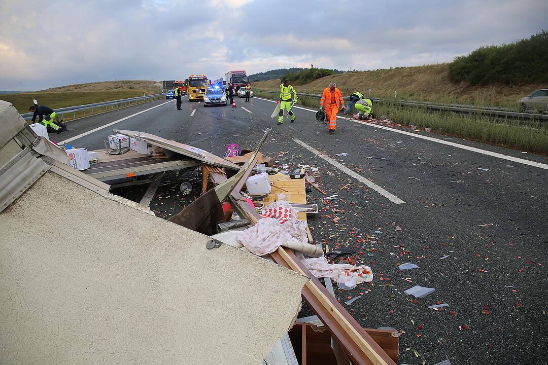 Anhänger umgekippt - Gummibärchen auf der A9 verteilt