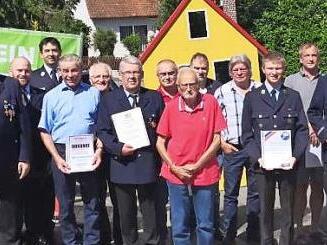 Die Geehrten der Feuerwehr Schlaifhausen mit dem neuen Ehrenvorsitzenden Hans Sch&uuml;tz (3.&nbsp;v.&nbsp;l.)  Foto: privat