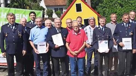 Die Geehrten der Feuerwehr Schlaifhausen mit dem neuen Ehrenvorsitzenden Hans Sch&uuml;tz (3.&nbsp;v.&nbsp;l.)  Foto: privat