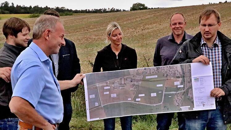 Die "Planhalter": Bürgermeister Wolfram Thein (rechts) und sein Vertreter Harald Deringer, zeigen den Plan für den geplanten Kernweg, der vor allem die Vorstadtstraße entlasten soll.