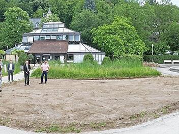 Ortstermin in der Sitzungspause: Die gerodete Fläche zwischen Palmenhaus und Sintflutbrunnen ist für den Stadtstrand vorgesehen. Fotos: Ulrike Nauer (1) / privat (4)
