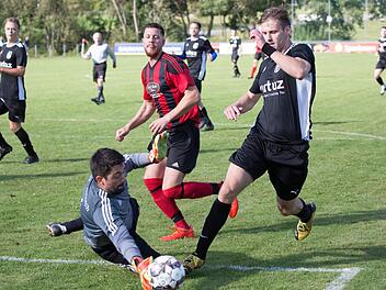 SG-Keeper Philipp Greiner ist rechtzeitig aus seinem Kasten und fängt den Ball vom dreifachen Unterrodacher Torschützen Florian Erhardt (schwarzes Trikot) ab.  Foto: Heinrich Weiß