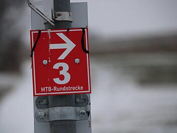 Dieses Schild bei Oberbach weist auf die neue Mountainbike-Strecke hin. Foto: Ulrike Müller
