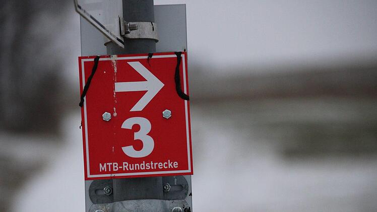 Dieses Schild bei Oberbach weist auf die neue Mountainbike-Strecke hin. Foto: Ulrike Müller