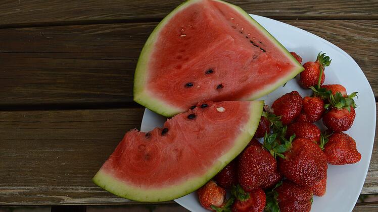 Einige Obst- und Gemüsesorten liefern Flüssigkeit. Melonen und Erdbeeren sind besonders reich an Wasser.