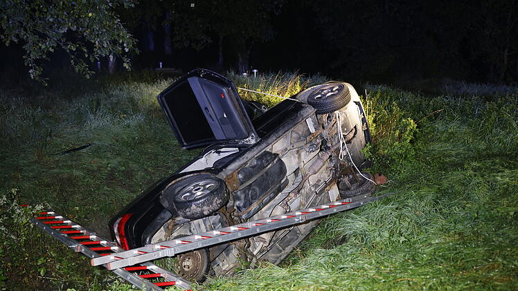 T&ouml;dlicher Unfall: Fahrzeug kommt auf der Seite im Graben zum Liegen