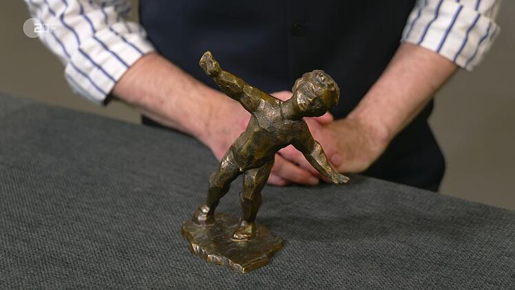 Händler David Suppes zahlte für die kleine Bronzeplastik mit dem Titel "Der Flieger" 400 Euro.