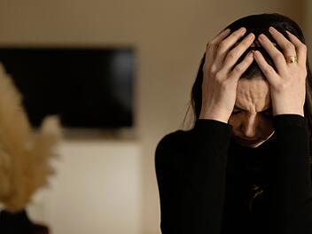 Wie sich das Leben mit einer Depression gestaltet, kann von Mensch zu Mensch sehr unterschiedlich sein. In der Reportage "37°: Kampf im Kopf: Leben mit Depression" werden drei Betroffene in ihrem Alltag begleitet.