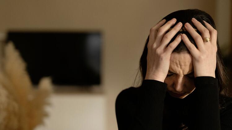 Wie sich das Leben mit einer Depression gestaltet, kann von Mensch zu Mensch sehr unterschiedlich sein. In der Reportage "37°: Kampf im Kopf: Leben mit Depression" werden drei Betroffene in ihrem Alltag begleitet.