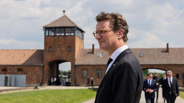 Ministerpr&auml;sident W&uuml;st in Auschwitz