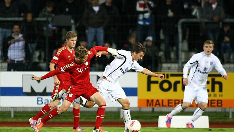 Lukas G&ouml;rtler (Zweiter von rechts)  behauptet sich gegen  die M&uuml;nchner Fabian H&uuml;rzeler und Patrick Weihrauch.  Rechts der Bamberger  Julian Gressel.