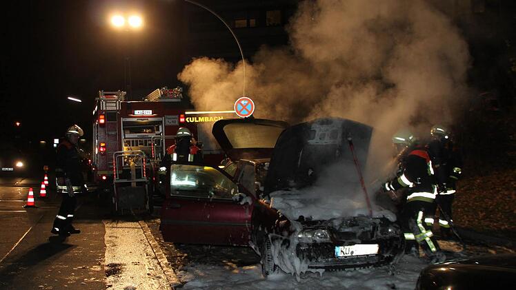 Meterhoch steigt der Rauch auf aus dem ausgebrannten Auto.