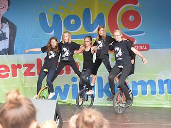 Ein tolles Bühnenprogramm begeisterte das Publikum - hier zeigten die Mädchen vom Kinder- und Jugendtheater von Maria Krumm, was sie auf dem Einrad alles beherrschen. Fotos: Ronald Rinklef