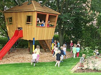 Der Garten des Kinderhauses hat eine neue Attraktion: ein Baumhaus  Foto: Weiler