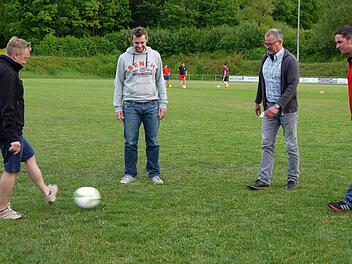 Kicken nicht gegen-, sondern miteinander, wenn es um die Zukunft des Jugendfußballs im südlichen Landkreis Coburg geht: (von links) Oliver Nagl, Bernd Schneider, Daniel Wedler und Martin Fertsch.Foto: Berthold Köhler