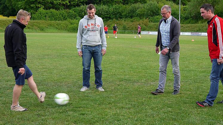 Kicken nicht gegen-, sondern miteinander, wenn es um die Zukunft des Jugendfußballs im südlichen Landkreis Coburg geht: (von links) Oliver Nagl, Bernd Schneider, Daniel Wedler und Martin Fertsch.Foto: Berthold Köhler