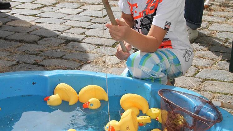 Alexander Hübner 85) will Entchen angeln, aber die wollen einfach nicht an den Haken. Foto: Sonja Adam