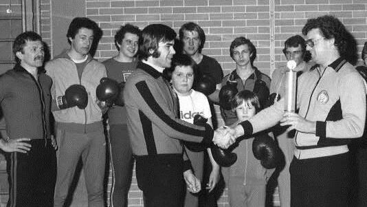 Abteilungsleiter Udo Esser (rechts) zeichnet 1978 Erich Wolkenstein für 50 Kämpfe aus. Mit im Bild u.a. Willy Kastner, Heinz Müller und Bernd Skowronek. Foto: BR-Archiv