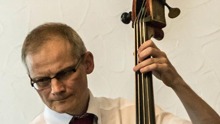 Impressionen von der Kaffeehausmusik mit dem Musikzierkreis Neustadt in Meilschnitz: Dietmar Engels am Kontrabass.Foto: Jochen Berger
