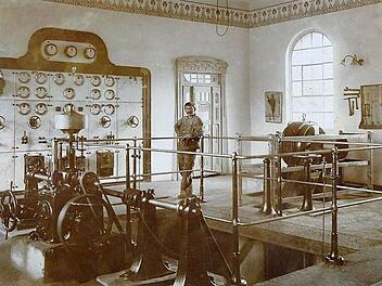 Maschinensaal des Elektrizitätswerkes Ludwigsstadt mit Schaltertafel um 1910