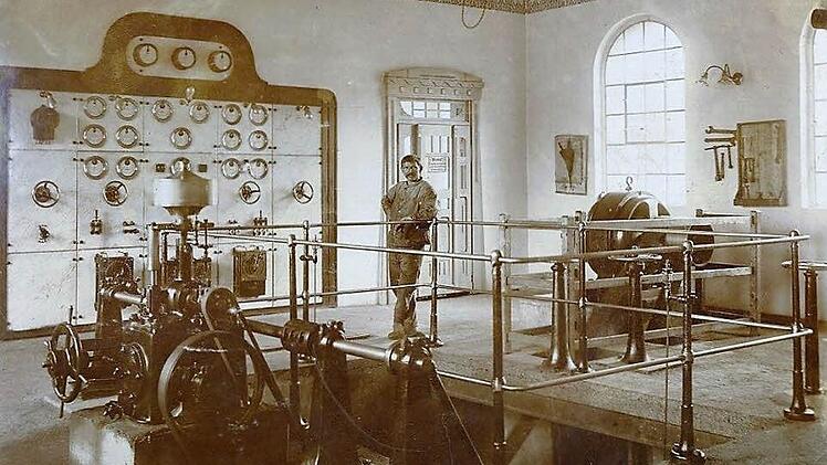 Maschinensaal des Elektrizitätswerkes Ludwigsstadt mit Schaltertafel um 1910