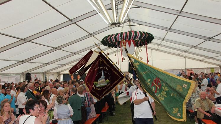 Die Festfahne wird ins Zelt gebracht Foto: Veronika Schadeck