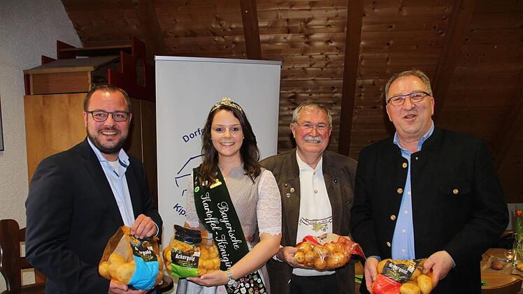 Gruppenbild mit Kartoffeln (von links): Landrat Sebastian Straubel, Kartoffelkönigin Ramona I., Bernd Reinhardt von der Dorfgemeinschaft Kipfendorf/Thierach und Dritter Bürgermeister Gerd Mücke.Oliver Schmidt