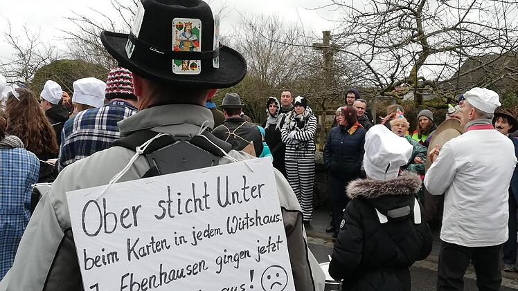 Turbulentes Faschingstreiben im Altort Ebenhausen. Foto: Sigismund von Dobschütz