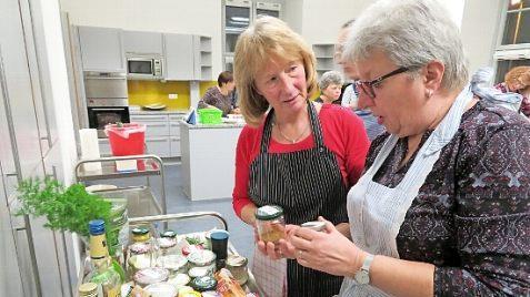 Am Gewürzestand sucht Bärbel Seelmann nach den richtigen Gewürzen und Kräutern, links Ernährungsfachfrau Waltraud Hartmann.