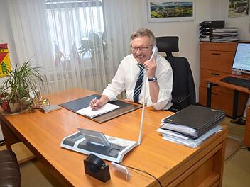 Bürgermeister Hans Pietz nimmt die letzten Tage seiner Amtszeit auf dem Chefsessel im Rathaus Pressig gelassen.  Foto: K.- H. Hofmann