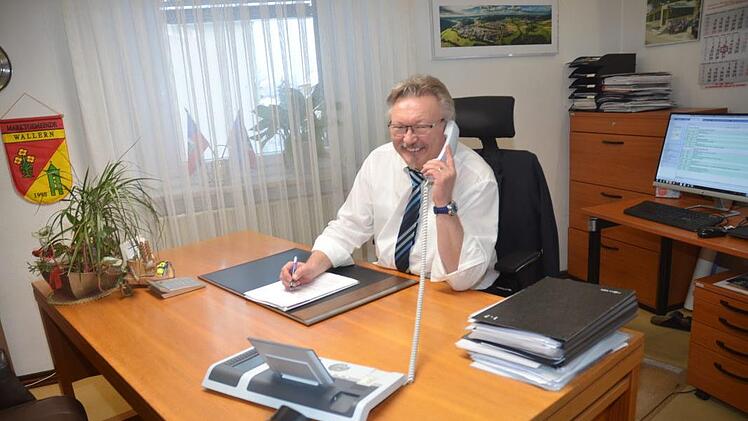 Bürgermeister Hans Pietz nimmt die letzten Tage seiner Amtszeit auf dem Chefsessel im Rathaus Pressig gelassen.  Foto: K.- H. Hofmann