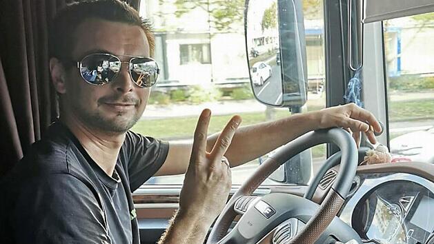 Lars am Steuer seines DAF. Der junge Trucker starb an einem Herzinfarkt w&auml;hrend einer Tour.