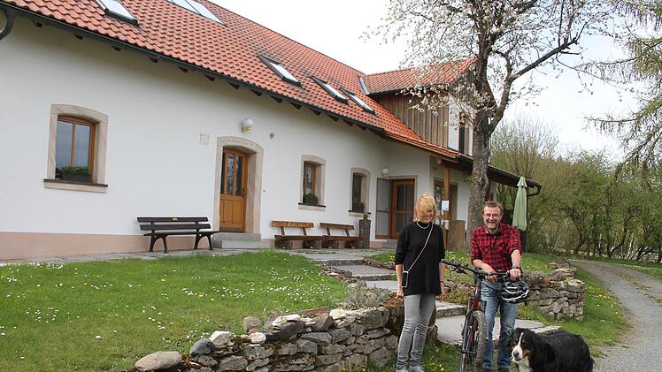 Agnes und Bernd Geyer vom Ferienhof Geyer in Triebenreuth haben schon Reservierungen für Pfingsten. Sie stehen mit den Gästen in Dauer-Kontakt und hoffen, dass die Öffnung wirklich erfolgen kann. Foto: Sonny Adam