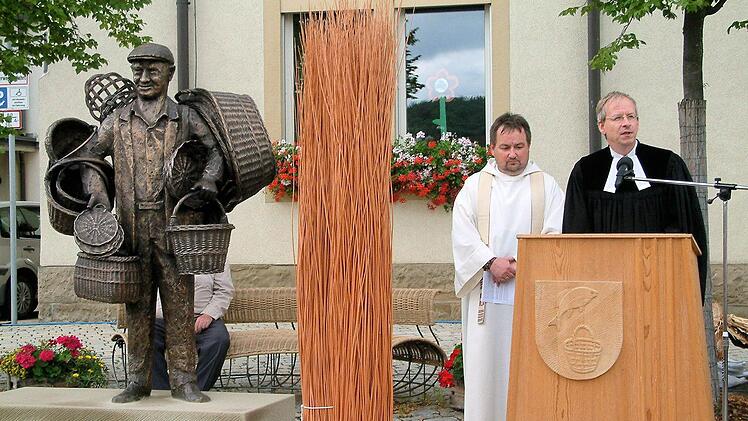 Die Segnung des "Raaser"-Denkmals nahmen Pfarrer Michael Erhart und Pfarrer Hans-Christian Neiber vor.