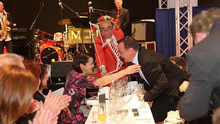 Auf "Befehl" von Moderator "Schorsch" gibt Bauherr Andreas Kunst... Foto: Barbara Herbst