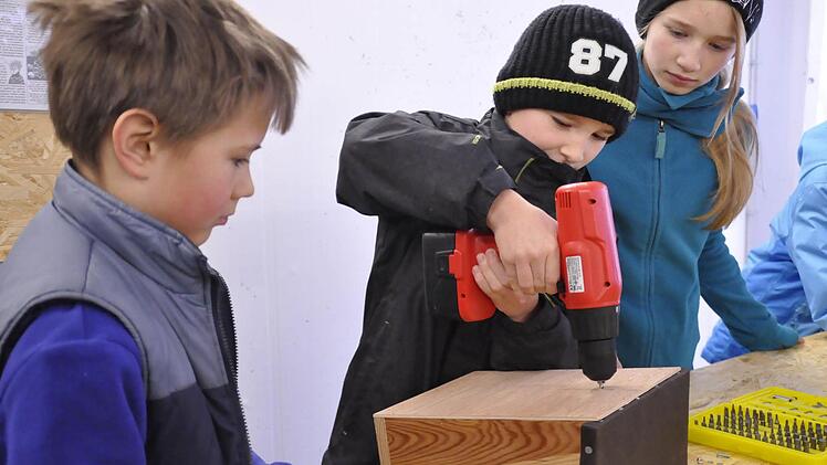 Der Reiterswiesener Obst- und Gartenbauverein will in Zukunft bei der Nachwuchswerbung verstärkt auf Eltern und Kinder setzen, so wie beim Bau eines Insektenhotels, bei dem Emil Michel, Kevin Weinberger und Laura Weinberger selbst Hand anlegen durften. Foto: Peter Klopf