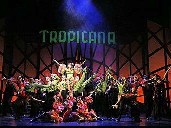 Sprühendes Musical und Quotenbringer: Barry Manilows "Copacabana" war mit über 10 600 Gästen die meistbesuchte Produktion des Landestheaters in dieser Saison. Foto: Henning Rosenbusch