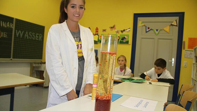 Die Lavalampe basiert einfach aus dem chemikalischen Phänomen, dass sich Wasser nicht mit Öl vermischt, zeigte Isabella Teller.