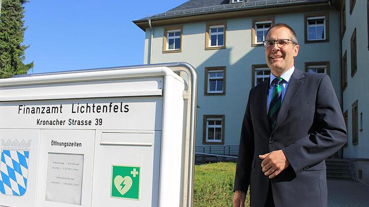 Hartmut Müller, Leiter des Finanzamts Lichtenfels freut sich über das gute Ergebnis. Foto: Dominic Buckreus