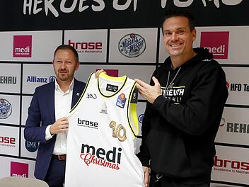 Bayreuths Trainer Raoul Korner (rechts) präsentiert mit Geschäftsführer Björn Albrecht das extra kreierte Weihnachtstrikot, das sein Team heute erstmals gegen den Mitteldeutschen BC tragen wird. Foto: Peter Kolb
