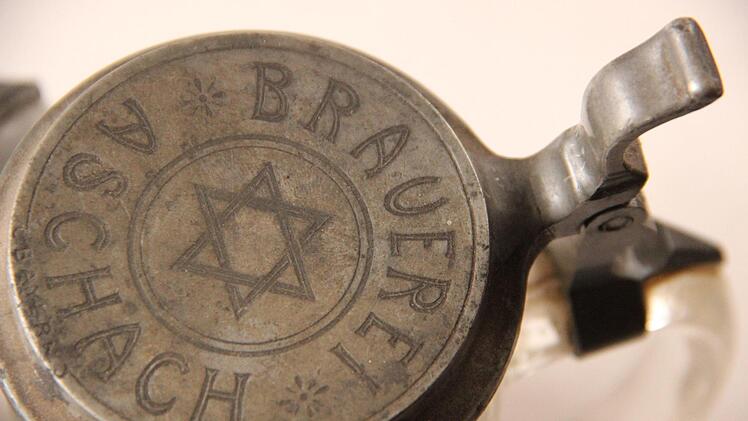 Bierkrug aus Aschach mit dem Symbol der süddeutschen Brauer.Heike Beudert