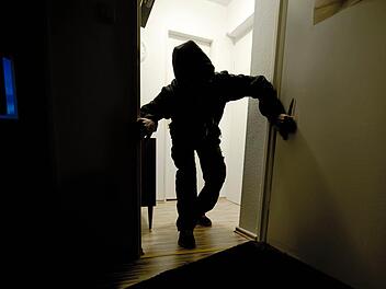 Um sich Geld für Drogen zu beschaffen, brach ein 33-Jähriger in einen Laden ein.  Symbolfoto: Nicolas Armer/dpa