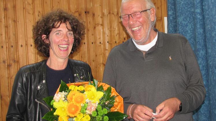 Beate Heller gehört seit 50 Jahren zum TV Ketschendorf. Sie wurde vom Vorsitzenden Norbert Kastner zum Ehrenmitglied ernannt.
