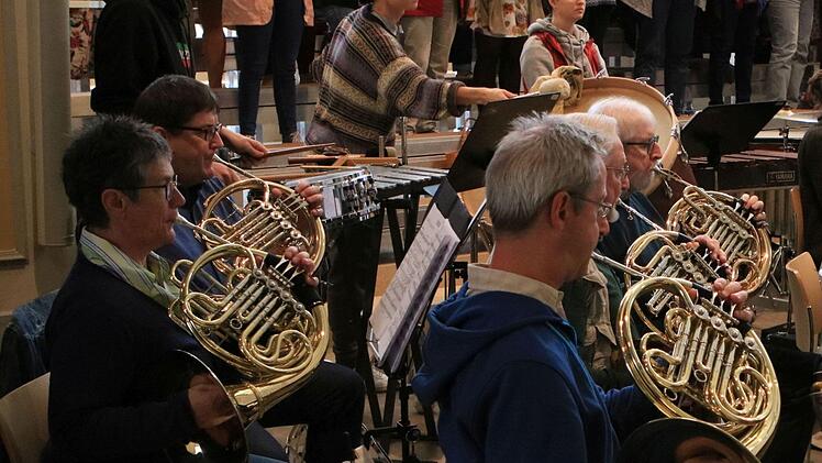 Der Deutsche Ärztechor und das Deutsche Ärzteorchester proben unter der musikalischen Leitung von Alexander Mottok für ihr Benefizkonzert, das am Samstag in derMorizkirche stattfindet.Foto: Jochen Berger