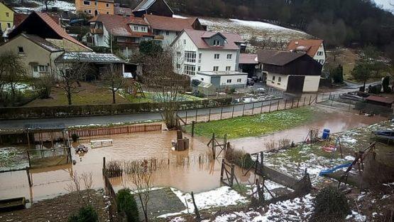 In Stralsbach ist der Bach über die Ufer getreten.
