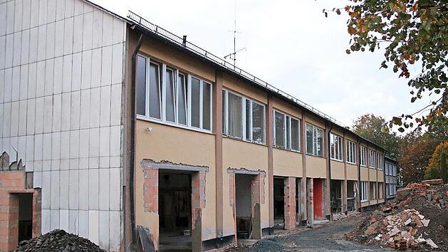 Das Untergeschoss des Pressecker Schulhauses wird derzeit f&uuml;r die Kinderbetreuung umgebaut. Der Gemeinderat besichtigte jetzt die Baustelle, die bis M&auml;rz oder April bereits fertig sein soll.