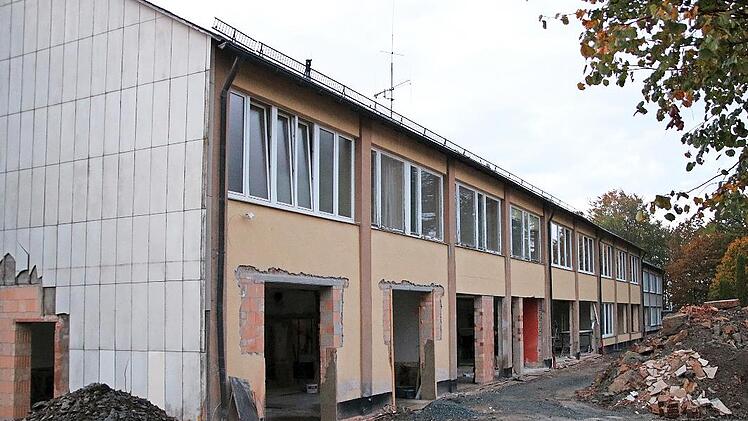 Das Untergeschoss des Pressecker Schulhauses wird derzeit für die Kinderbetreuung umgebaut. Der Gemeinderat besichtigte jetzt die Baustelle, die bis März oder April bereits fertig sein soll.