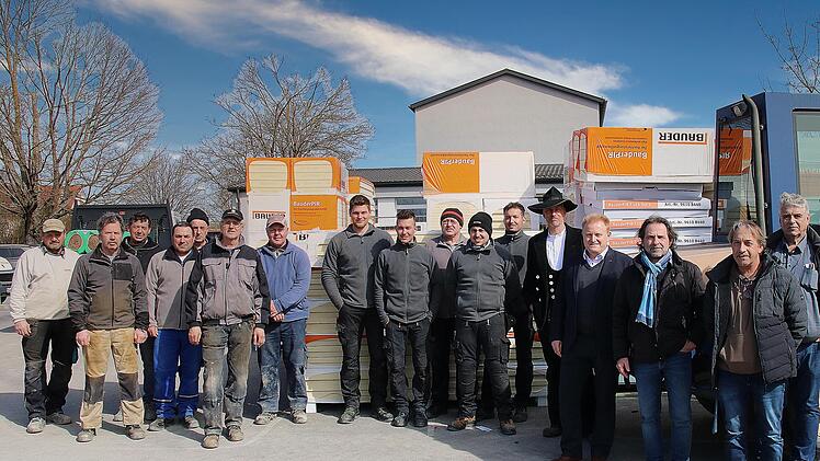Die Handwerker feierten am Freitag zusammen mit Bürgermeister Matthias Klement und Architekt Michael Seufert Richtfest für den neuen Kinderhort neben der Grundschule in Poppenlauer.