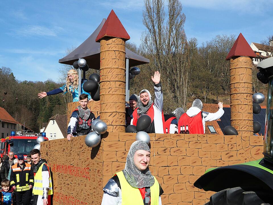 Buntes Faschingstreiben lockte tausende Besucher an.
